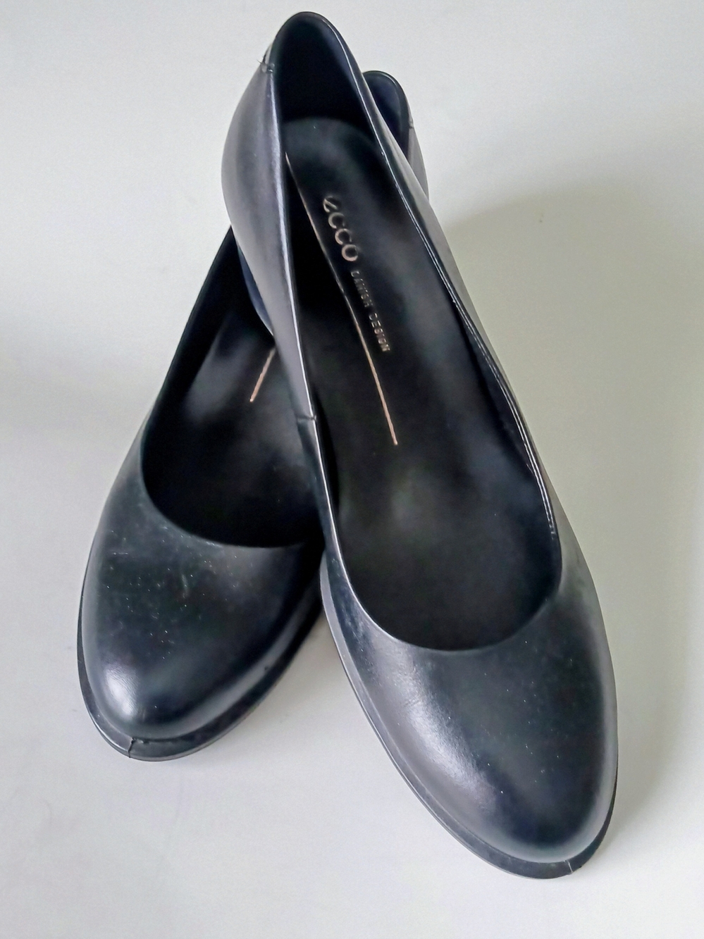 Ecco Black Leather Rounded-Toe Ballet Flats